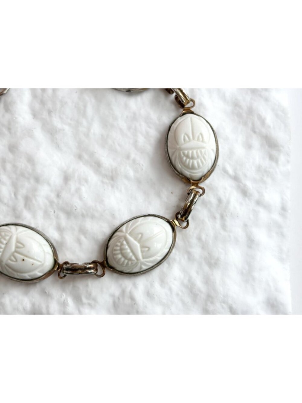 Egyptian Revival Scarab White Milk Glass Beetle Silver T 80's Vintage Bracelet - Picture 3 of 11
